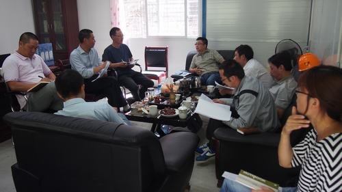 局總工程師汪輝德、辦公室主任溫慶生參加水洛河公司在施工現場組織召開的固滴項目生產調研會及全體職工大會