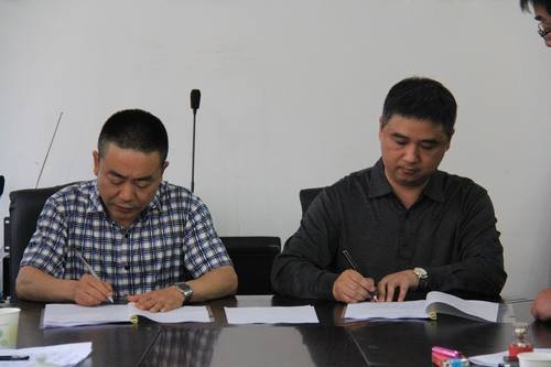 鄔清富、董蜀良出席蟠龍湖水庫施工合同簽字儀式