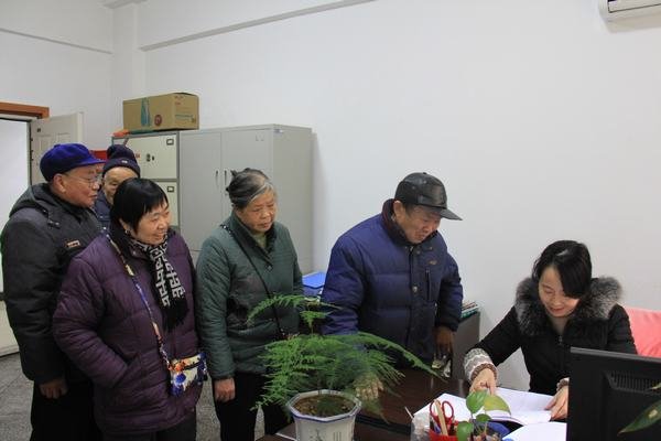 工程局向離退休職工發放2018年春節慰問金