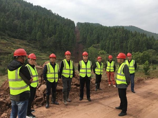 代勇董事長(zhǎng)一行到豐都龍興壩水庫(kù)二標(biāo)段工地檢查指導(dǎo)工作