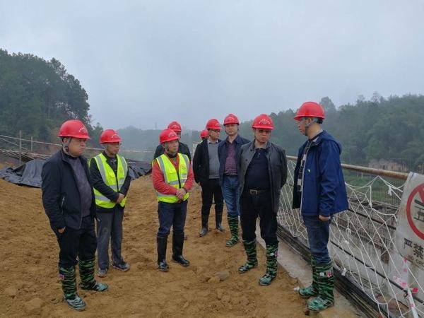 代勇一行深入土地灘水庫(kù)工程施工現(xiàn)場(chǎng)檢查指導(dǎo)工作