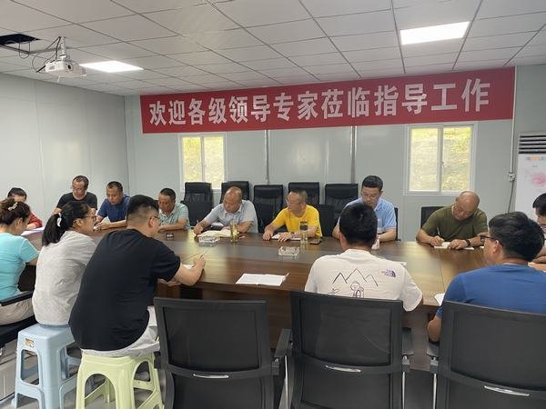 公司副總經理鄒世界到小井溝支渠工程指導工作