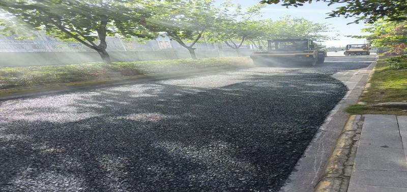 小井溝支渠項(xiàng)目城區(qū)改線段進(jìn)入路面攤鋪階段