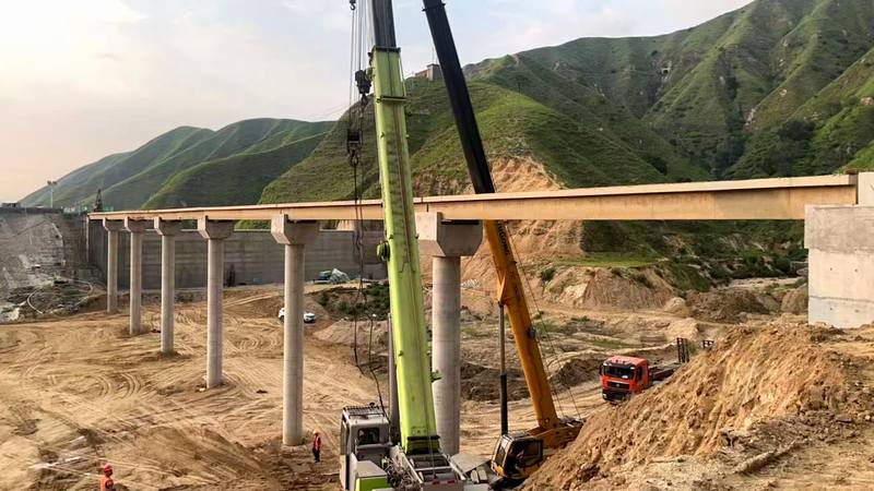 鹽邊縣高堰溝水庫(kù)小箐溝人行橋預(yù)制梁吊裝順利完工