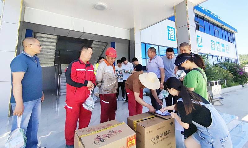 四分公司工會開展“夏送清涼”活動