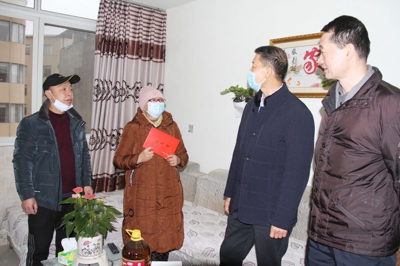 水利廳副廳長張強言一行蒞臨工程局公司看望慰問困難職工