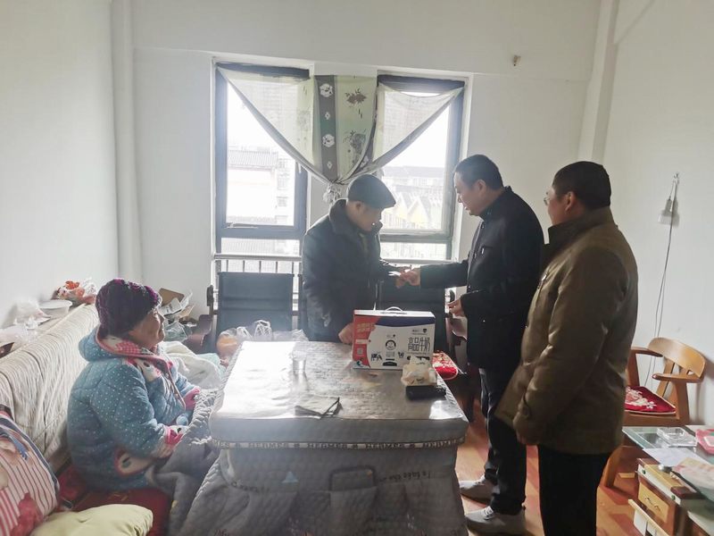 基礎(chǔ)分公司深入困難職工家庭開展春節(jié)慰問活動(dòng)