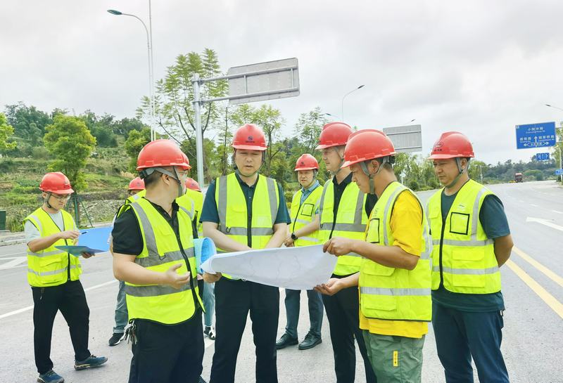 尹曉東蒞臨小井溝支渠工程施工現場開展調研工作