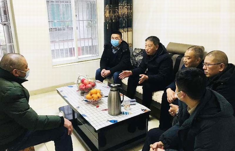 集團(tuán)董事羅國書到建設(shè)公司慰問“一對一”幫扶困難職工