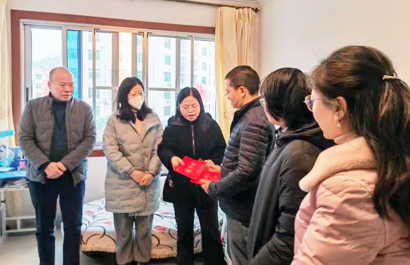 集團(tuán)副總經(jīng)理隆文非一行到建設(shè)公司慰問“一對一”幫扶困難職工暨開展安全檢查指導(dǎo)工作