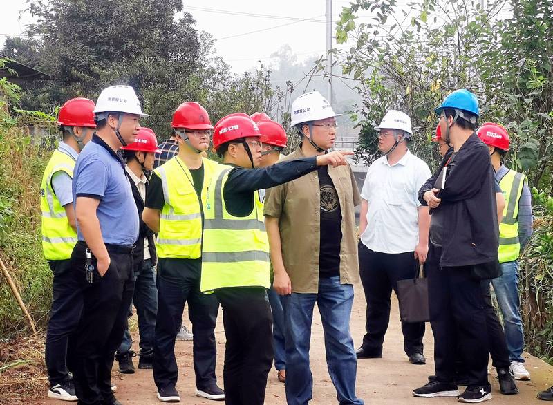 向家壩公司董事長代勇一行蒞臨向家壩一期二步Ⅴ標(biāo)現(xiàn)場指導(dǎo)檢查工作