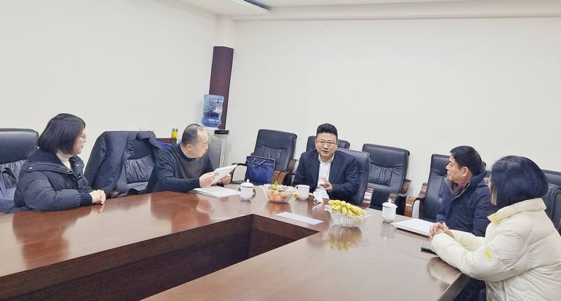 公司領(lǐng)導(dǎo)在春節(jié)前夕走訪慰問(wèn)老黨員、退休干部和困難職工