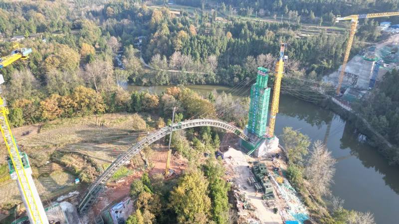 亭子口灌區工程構溪河渡槽雙連拱懸拼鋼拱架A拱跨一二拱肋順利合攏